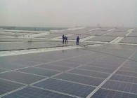 厂房屋顶7万多块太阳能板光伏组件清洗 (8)